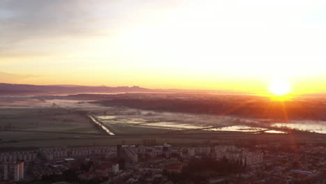 Sonnenaufgang-über-Einigen-Feldern-Neblige-Mystische-Luftaufnahme-Arles-Frankreich